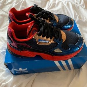 Adidas Falcon Wmns Size 7.5 CONAVY/RED